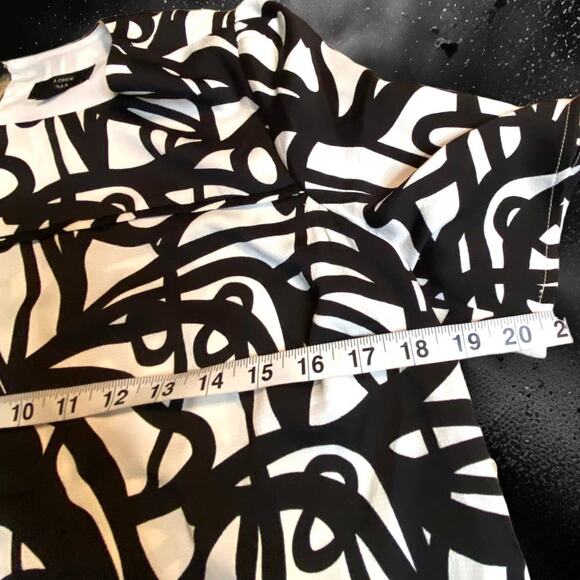 J. Crew 365 Abstract Black & White Cropped Faux Silk Blouse Size 4 - Picture 8 of 10